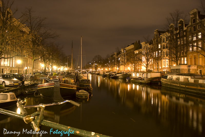 De gracht bij nacht